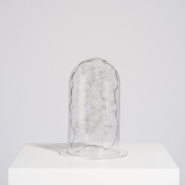 É - Panta rei 18, 2021, hilo de tela metálica, alambre, vidrio y metacrilato, 26 x 18 x 18 cm